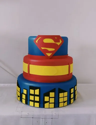 Bolo fake, cenográfico.   Super-Homem, Branca de Neve, Safári. m