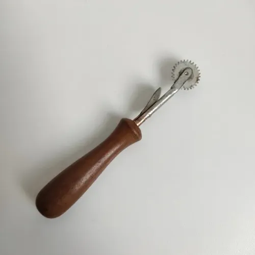 Carretilha antiga vintage para marcar tecido (usado)