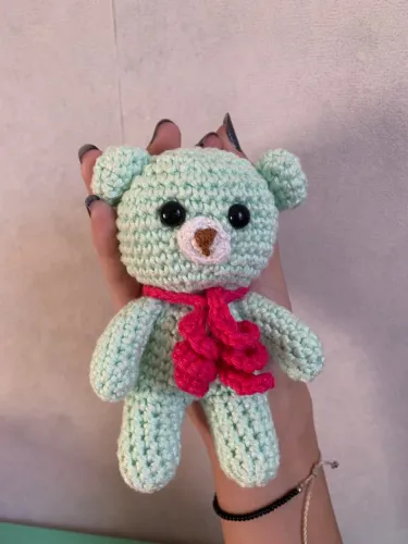 Ursinho fofo em crochê amigurumi. Aproximadamente 10cm