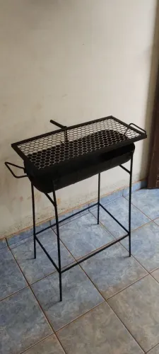 Churrasqueira portátil de metal