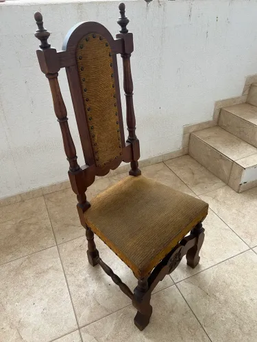 Jogo de 10 cadeiras coloniais.