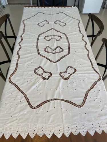 toalha de mesa bordada