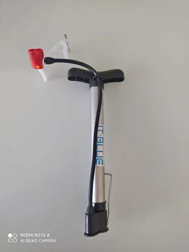 Bomba de ar para encher pneu de bicicleta e bola de futebol