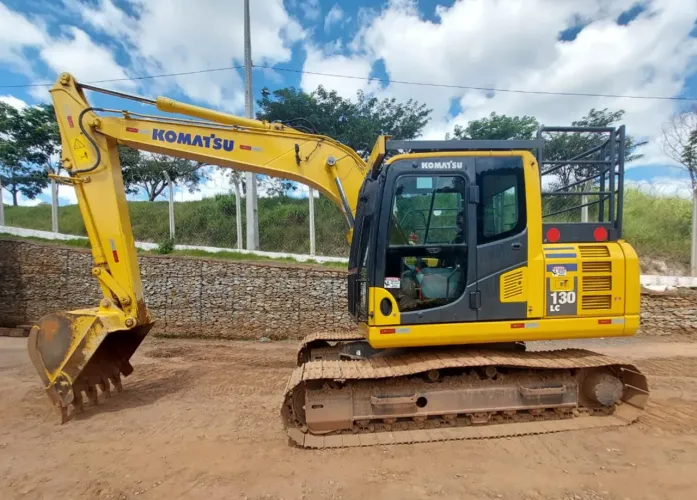 Escavadeira Komatsu PC130 LC ano 2023 e outra 2024, em MG
