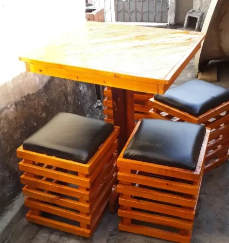 Conjunto de Mesa e Banquetas de Madeira Rústica