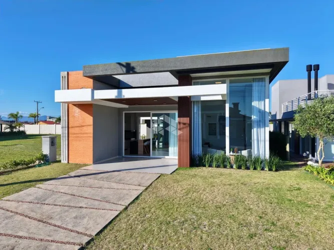 Casa em Condomínio com 4 suítes mobiliada com piscina e acesso ao Mar em Capão da Canoa