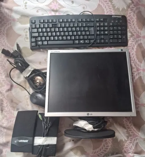 Monitor, Teclado,  mouse, caixas-pretas de som e estabilizador 