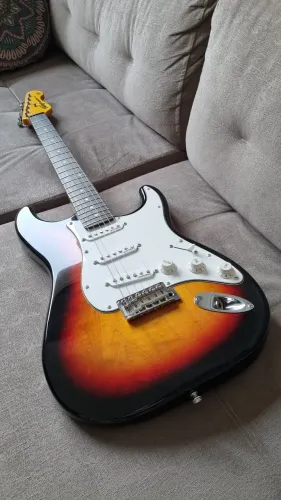Guitarra Vintage V6 Stratocaster