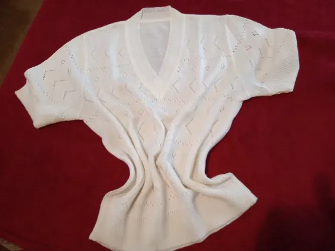 Blusa de linha tamanho M na cor branca sem uso