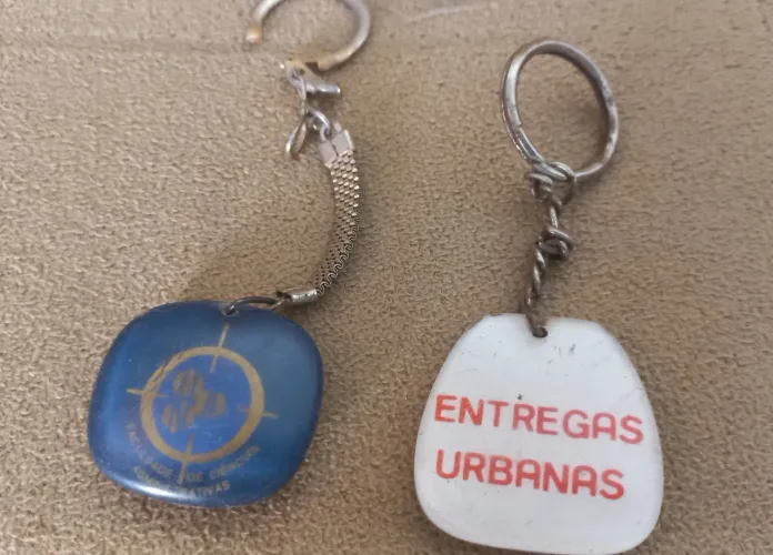 02 chaveiros plásticos antigos antiguidade anos 70/80/90 enfeite decoração artesanato