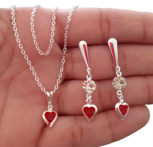 Conjunto de colar e brincos com coração vermelho