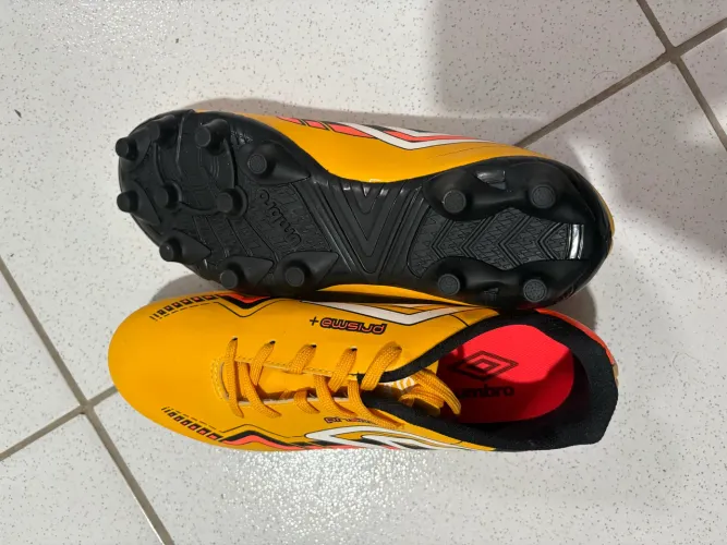Chuteira Campo Umbro Prisma+ e Caneleira BRINDE