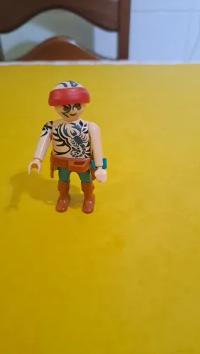 Boneco Playmobil Pirata com Tatuagens