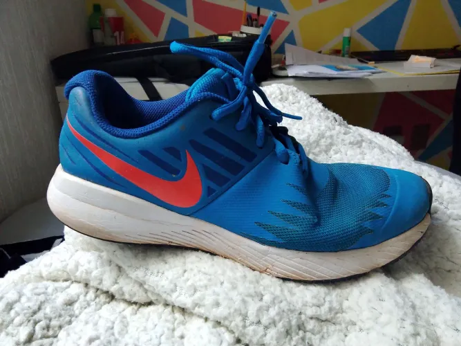 Tênis Nike Azul com Detalhes em Vermelho