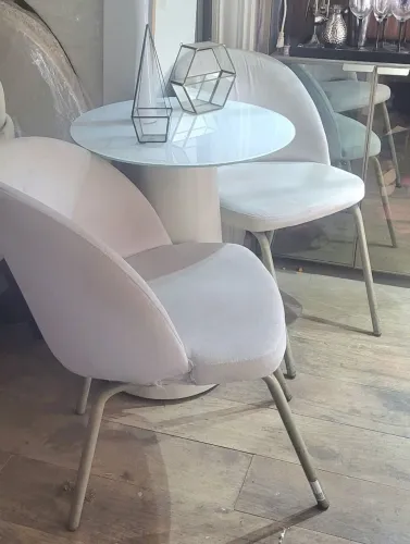 Mesa cone com tampo de vidro e duas cadeiras poltronas
