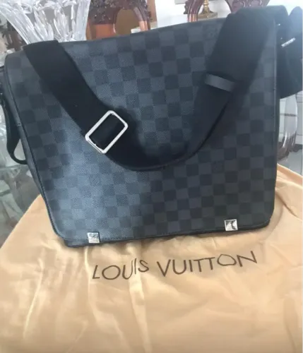 Bolsa masculina modelo Louis Vuitton Damier Graphite