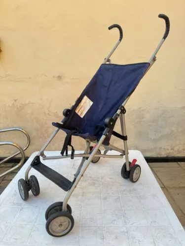 Carrinho de Bebê Leve, Compacto e Dobrável - Ótimo para Passeios