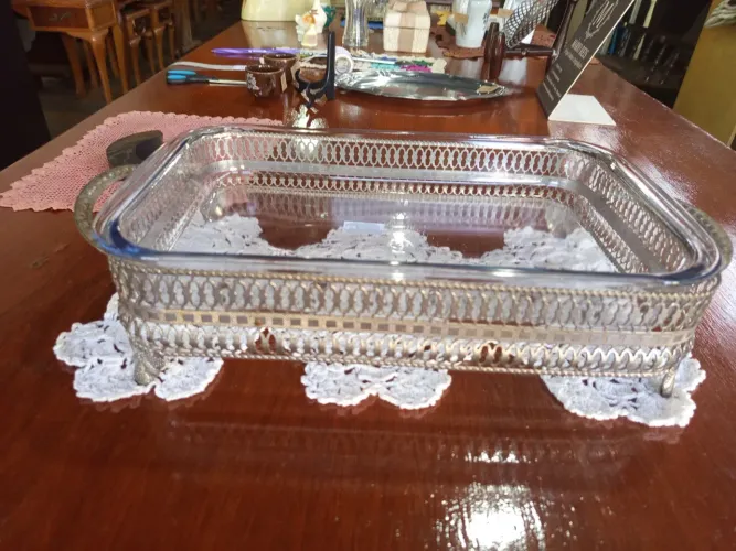 Suporte em metal com travessa de vidro