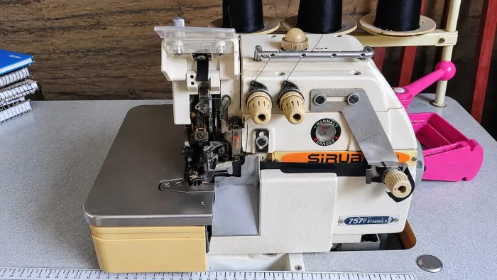 Máquina Overloque Adaptada para Passar Elástico