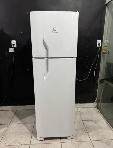 Vendo essa geladeira Electrolux Frost free duplex 324 litros gelando muito
