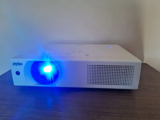Projetor XU106 Sanyo