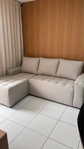 Sofá chaise todo em tecido linho