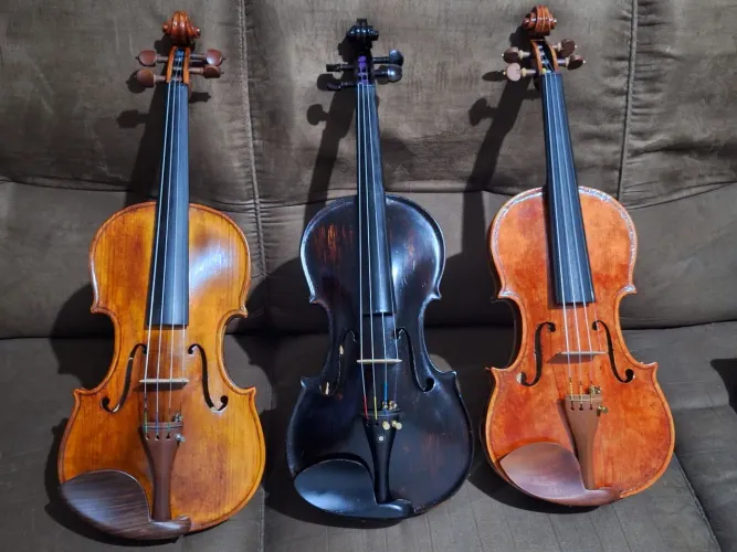 2 violino 4/4 modelo stradivarius e um antigo sem etiqueta so a venda