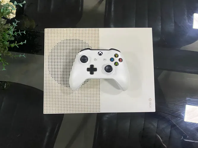 Vendo Xbox One S 1TB Branco parcelado no cartão