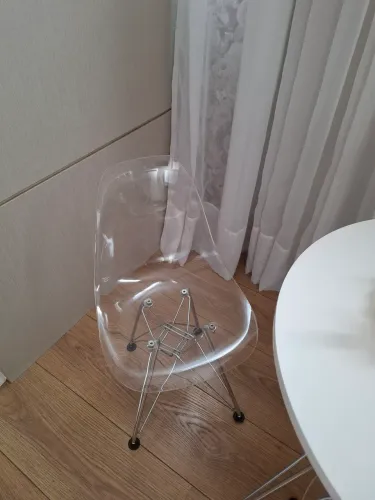 Cadeira infantil em acrilico cristal, pés aço.