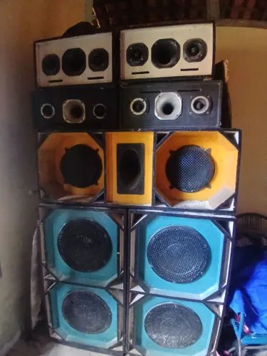 Vende-se um som pra festas ...caixas grandes pra quem gosta de trabalhar com eventos...