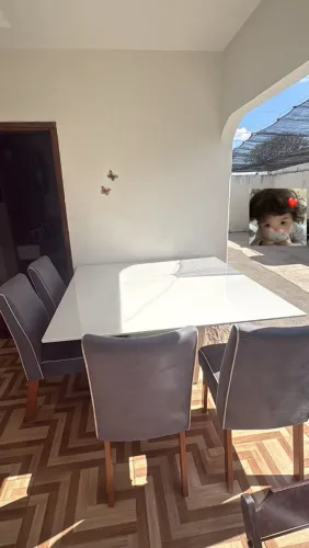 Mesa com quatro cadeiras