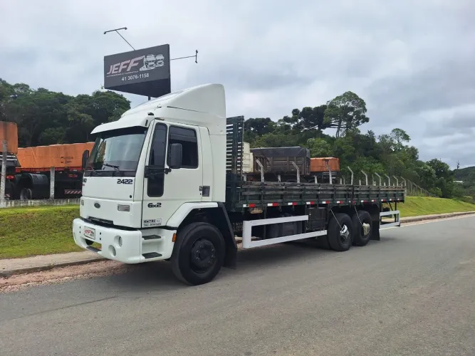 Caminhão Ford Cargo 2422 ano 2005 na Carroceria 