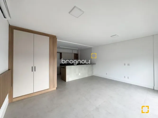 Studio Semi-Mobiliado Próximo ao Floripa Shopping - Conforto e Conveniência