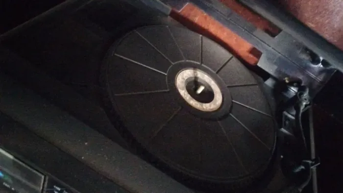 Rádio toca disco e fita com caixa de som