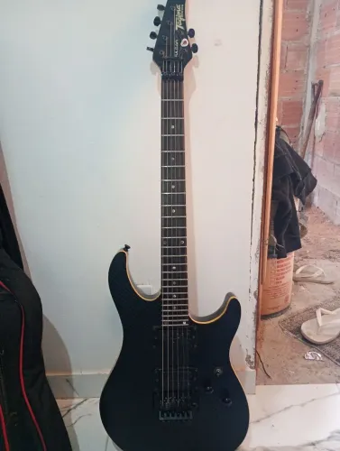 Guitarra Tagima vulcan ,marcas de uso,alguns ajustes para fazer.