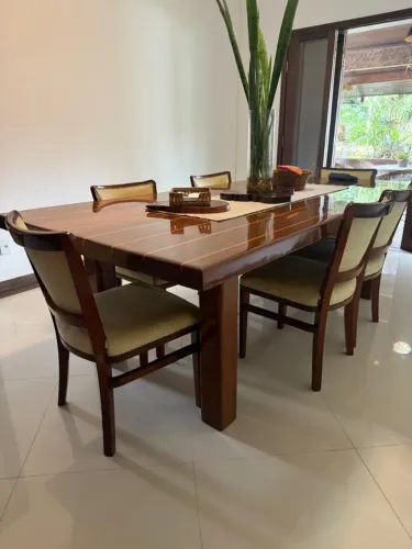 Mesa madeira e mogno e cadeiras almofadas de alto padrão