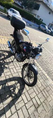 Vende-se moto Suzuki GSR 150, conservada, manutenção em dias
