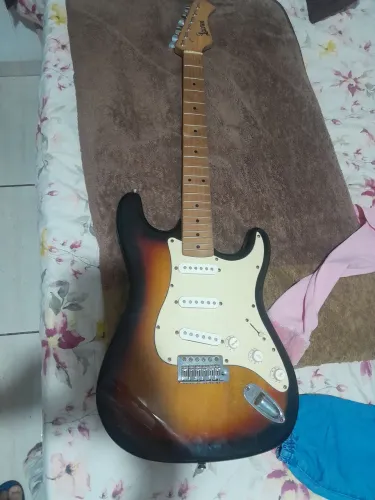 Vendo está linda Guitarra, pouco usada.