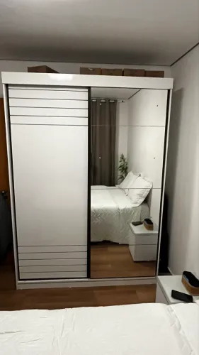 Guarda-roupa solteiro, 2 portas de correr e com espelho