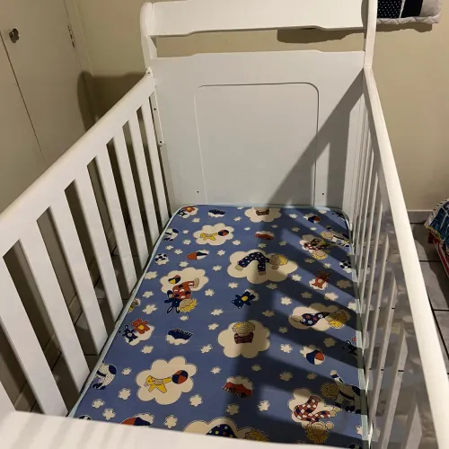 Berço com regulagem de altura e guarda-roupa novo em MDF