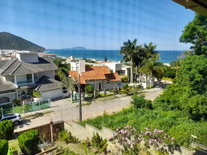 Sobrado para venda tem 470 metros quadrados com 4 quartos em Praia Brava - Florianópolis -