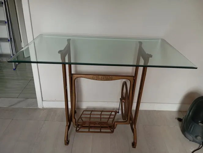Mesa Retrô Elgin Original em Ferro Fundido com Tampo de Vidro