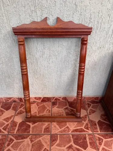 Moldura de madeira maciça