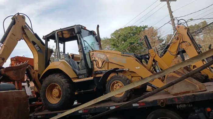 Retroescavadeira Caterpillar 416f2 com 4.500 horas trabalhadas