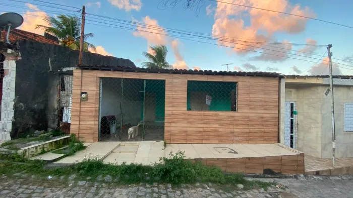 Casa Geminada à Venda - Com Suíte e Pronta para Morar!