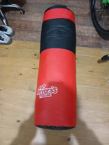 Vendo saco de pancada deveras novo apenas 2 meses de uso faço no cartão