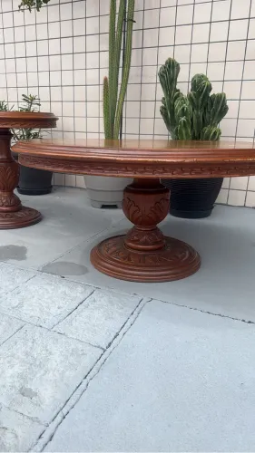 Mesa de centro em cerejeira maciça talhada 