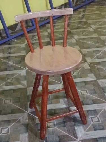 Banqueta de madeira redonda assento 50 cm de altura