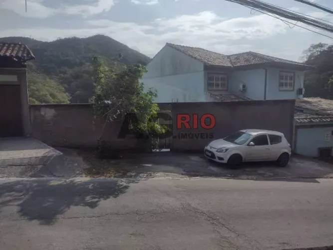 TERRENO EM DECLIVE À VENDA COM 253 M² EM VILA VALQUEIRE