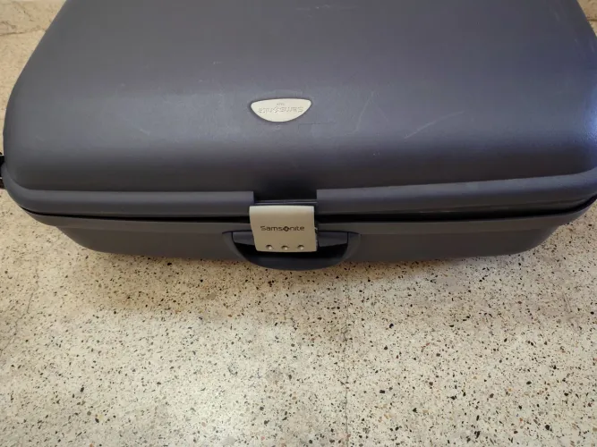 Vendo: Mala Samsonite tamanho 75 por 55 preta linda pouco uso 390,00 reais 